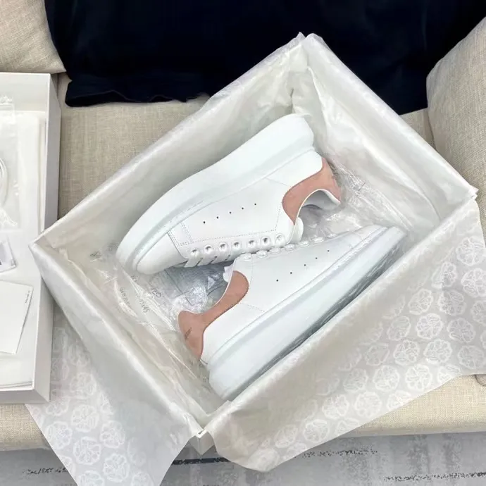 ✨Ex-factory price p480✨ Women's shoes, women's clothing, Alexander McQueen classic white shoes ※Original leather: Grade A imported full-grain! With particles! With fragrance! Genuine original cowhide fabric ※Inner leather material: Imported AAA grade mixed breed sheep lining! ※Leather material for foot pads: Imported AAA grade mixed-breed sheep foot pads! ※Exclusive outsole private model development! I✨Ex-factory price p foam outsole, odorless, wear-resistant, elastic, and will never turn yellow! ※Each pair of shoes leaves the factory in strict accordance with the "five sizes in one" standard from packaging to shoes! ※The latest counter has a full set of packaging, whether you keep it for yourself or give it away, it is a quality choice! The aircraft box packaging needs to be clearly marked! ※The best classic color matching for counter models + and the number continues to increase! ※Women's clothing 35-39 ※Women's sizes 34 and 40 are custom-made and are non-returnable and non-exchangeable! ※Female sizes can be customized in half sizes, no refunds or exchanges! 36.5#, 37.5#, 38.5# ※Men's clothing 40-44 ※Men's sizes 39 and 45 are non-refundable. ※Support the same style and color to change to similar sizes!